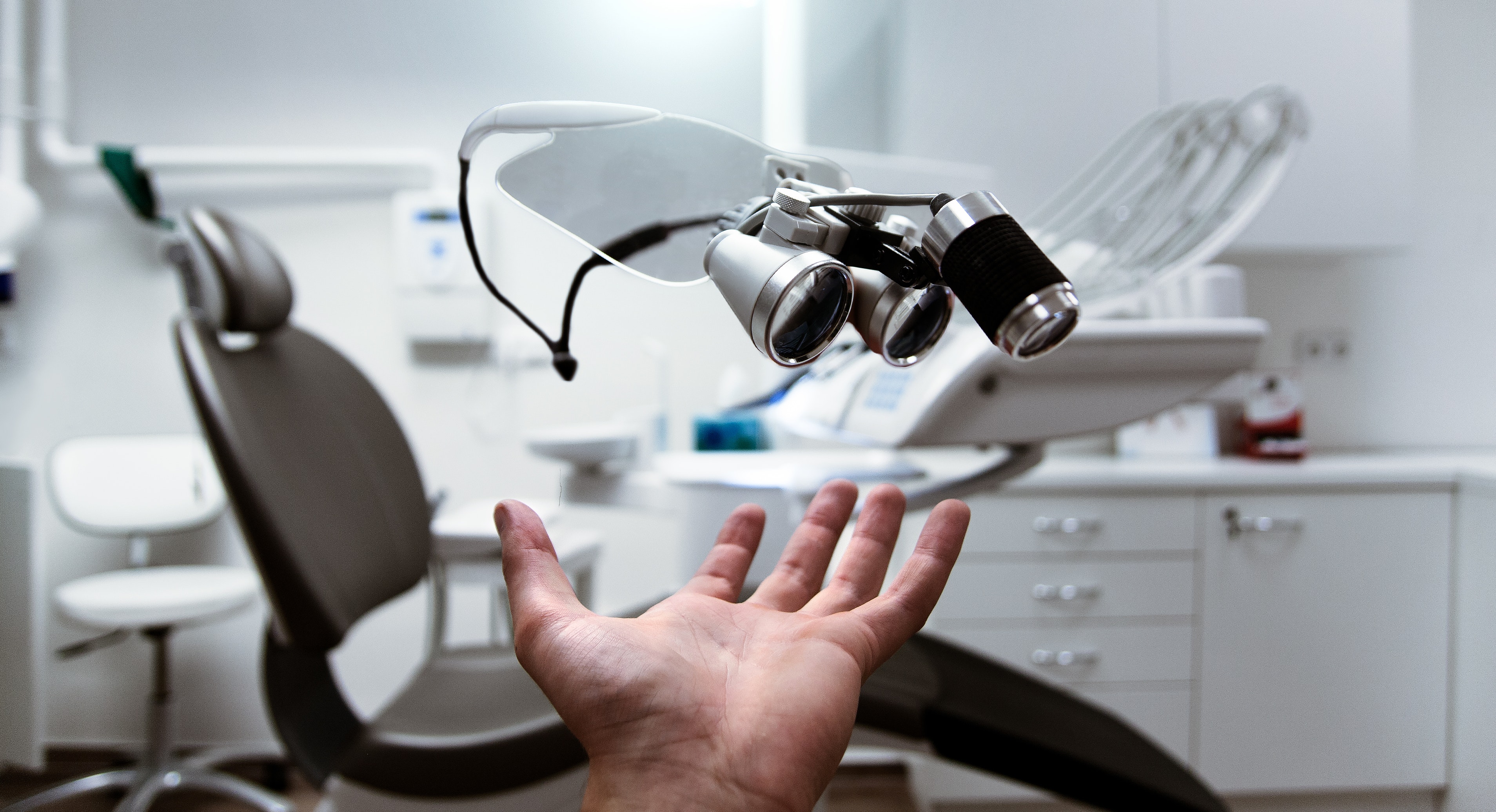 Korzyści z leczenia kanałowego zębów pod mikroskopem